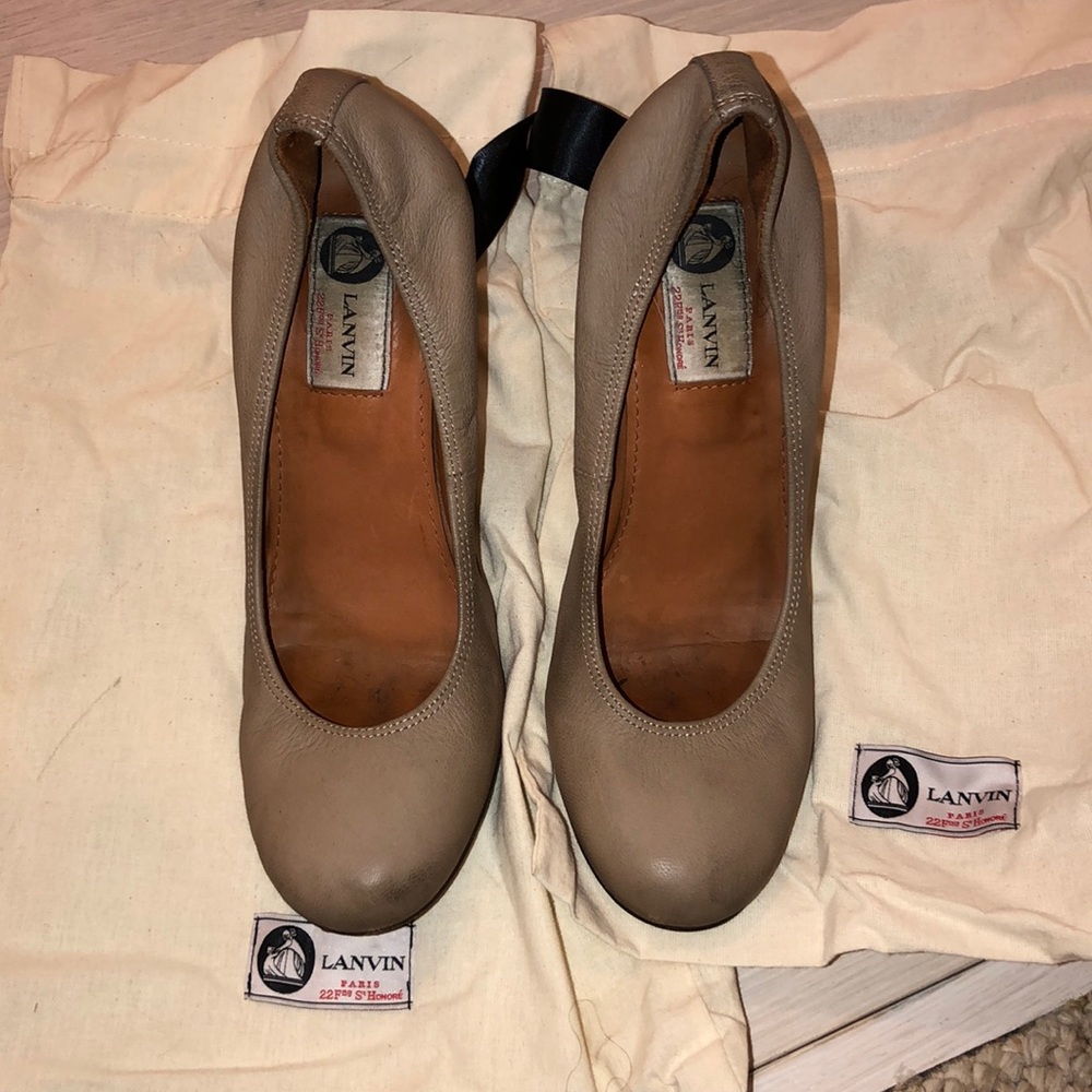Lanvin classic wedge in beige leather